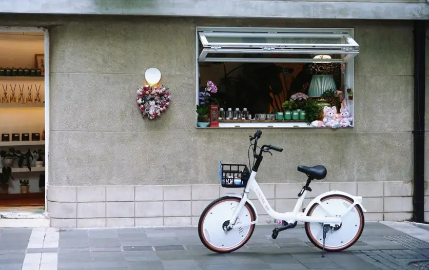 无惧阳光，骑遇发光！兰蔻×哈啰防晒小白车空降上海，邀你解锁城市自信新姿态