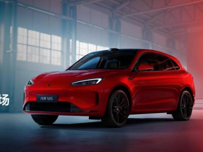 问界新m5 ultra跃影红亮相成都车展，现场上演“人从众”